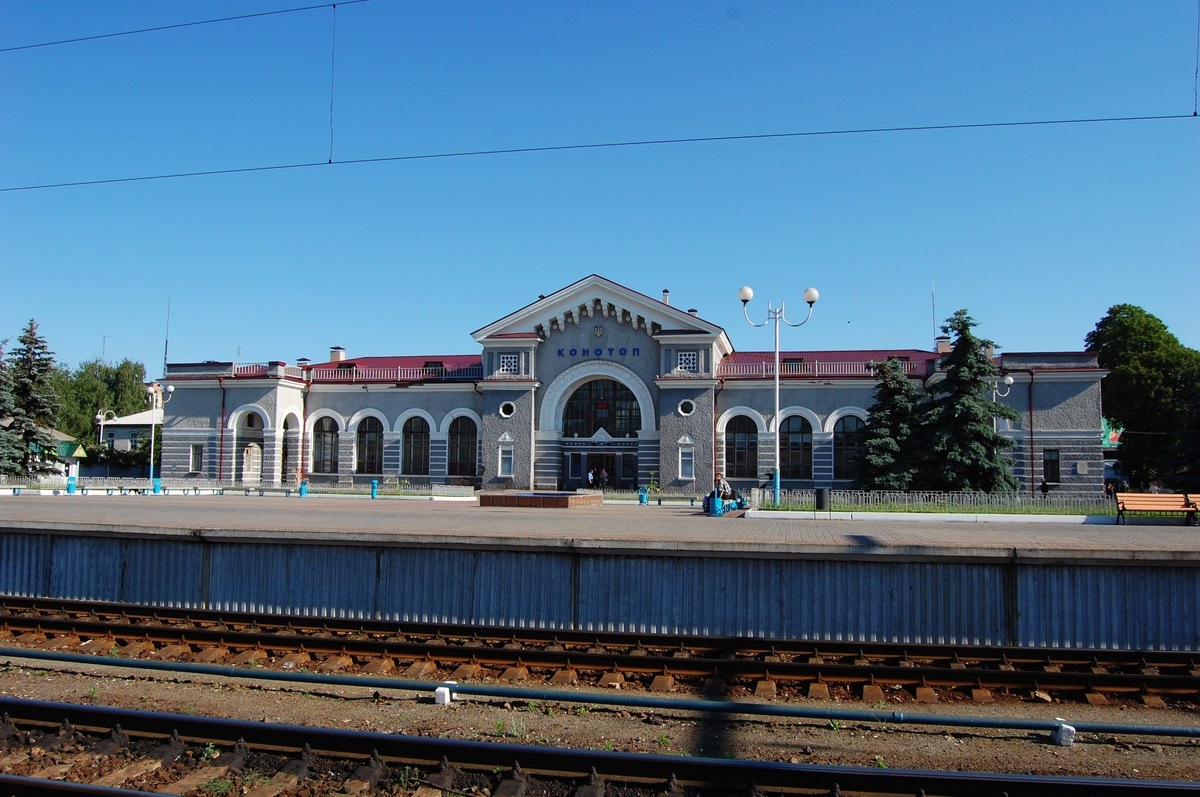 Archive exterior view of Konotop railway station in 2009.