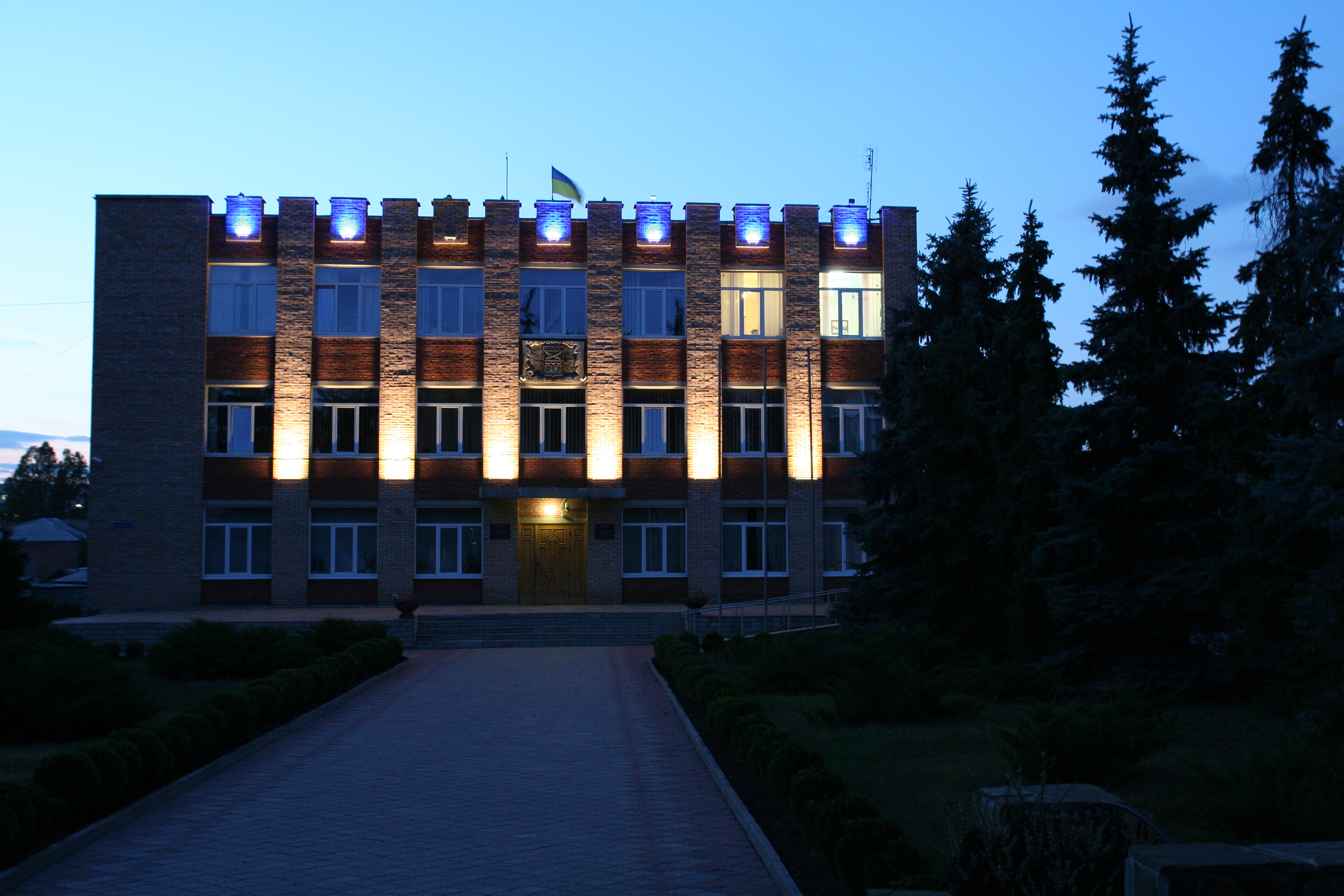 Archive photo of a Chuhuiv administrative building on 7 September 2015. It does not depict the 5 September 2026 house attack or its damage.